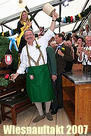2007 benötigete OB Christian Ude 3 Schläge beim anzapfen des ersten Wiensfasses (Foto: Martin Schmitz)